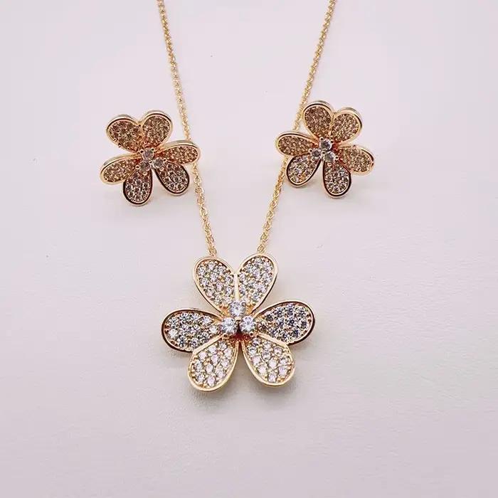 Ensemble de bijoux avec pendentif et boucles d'oreilles en trèfle à trois feuilles