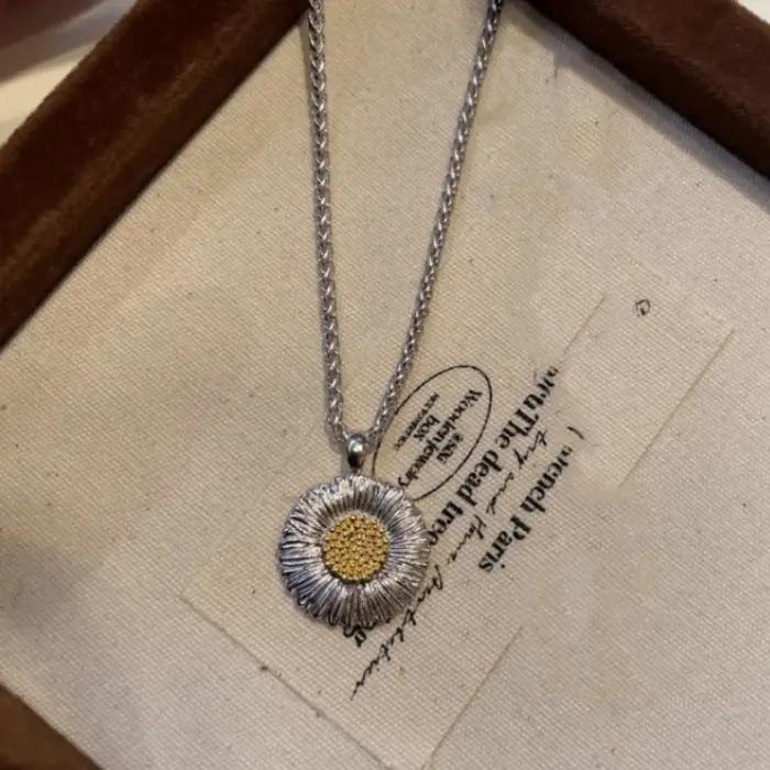 Collier de luxe léger rétro en diamant brossé incrusté de marguerite, pendentif de fleur simple, cha
