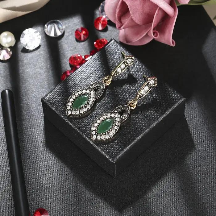 Boucles d'oreilles vintage créatives en alliage avec cristaux et émeraudes incrustés
