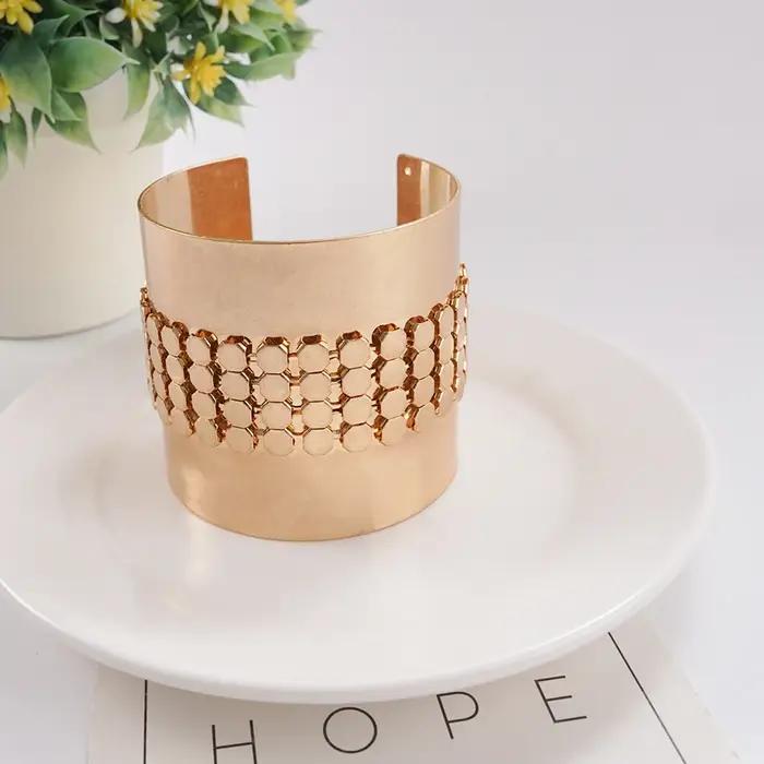 Bracelet manchette large moderne et audacieux en nid d'abeille