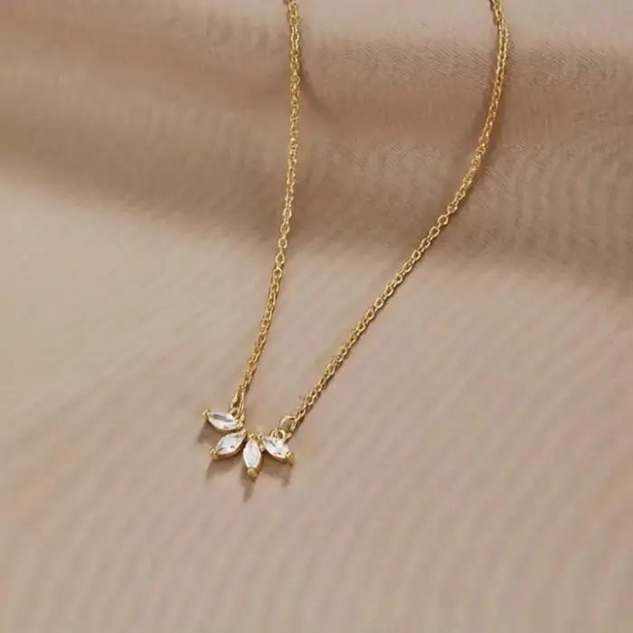 Collier élégant en acier inoxydable avec zircon œil de cheval chaîne de clavicule tendance cristal accessoire de mode pour femmes occasions spéciales