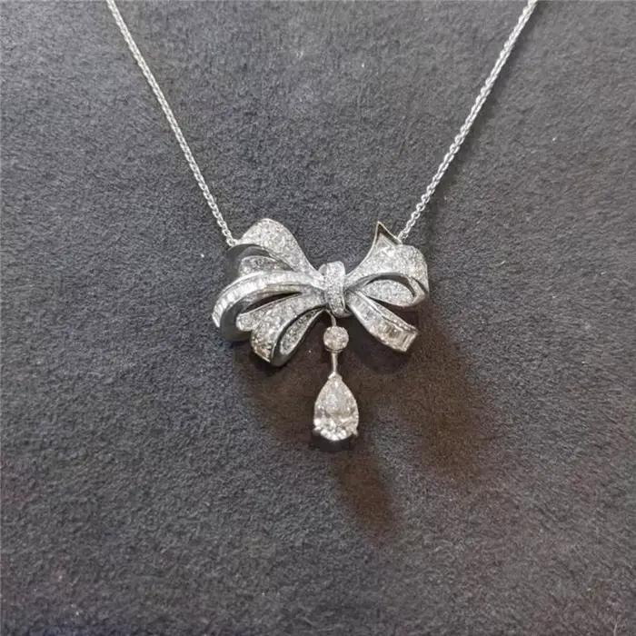 Collier avec nœud plein de diamants pour femmes