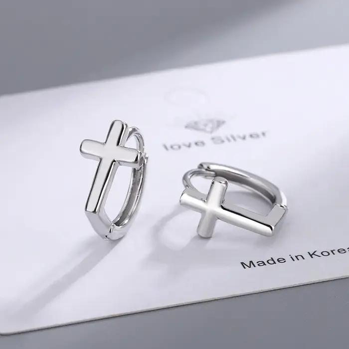 Boucles d'oreilles croisées en argent sterling 925 à clous pour femmes, symboles de beauté et de modernité, bijoux fin de luxe pour occasions spéciales