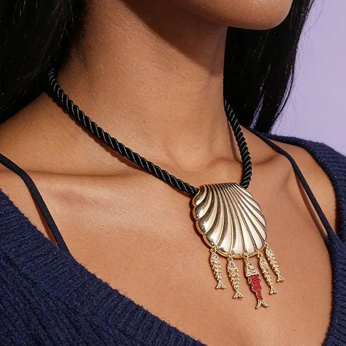 Collier en cordon noir avec breloque coquille et poisson