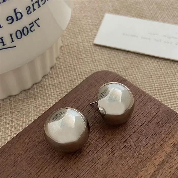 Boucles d'oreilles clous grandes et rondes en métal tendance pour femmes
