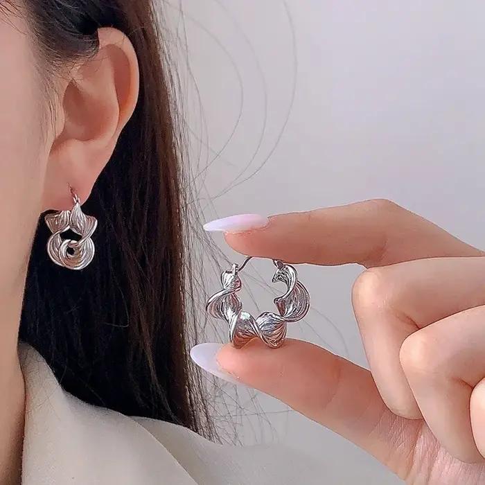 Boucles d'oreilles créoles torsadées spirales géométriques couleur argent pour femme bijoux minimalistes tendance accessoires mode pour les occasions spéciales