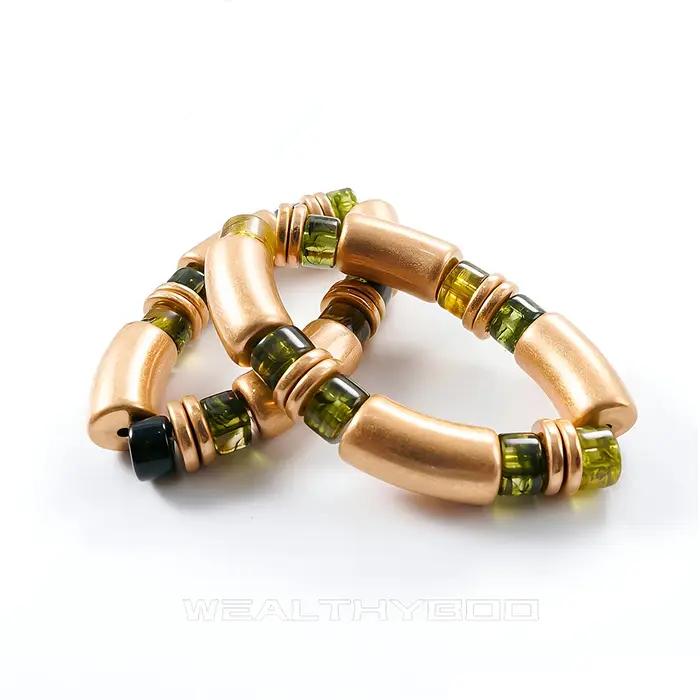 Bracelet de perles tubulaires aux tons terreux d'inspiration rétro