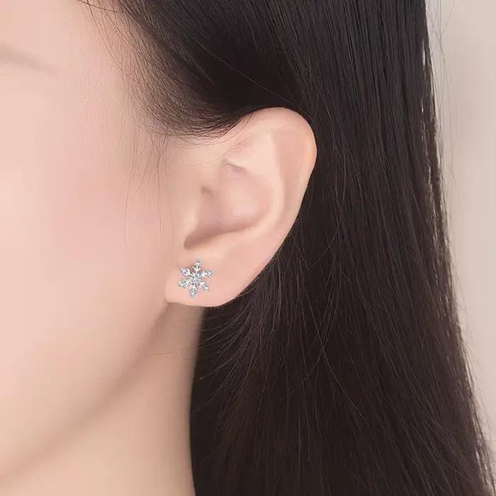 Boucles d'oreilles en argent sterling 925 avec zirconies en forme de flocon de neige élégantes pour femmes occasions spéciales engagement soirée chic
