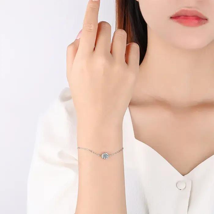 Bijoux de niche, accessoires élégants pour les mains