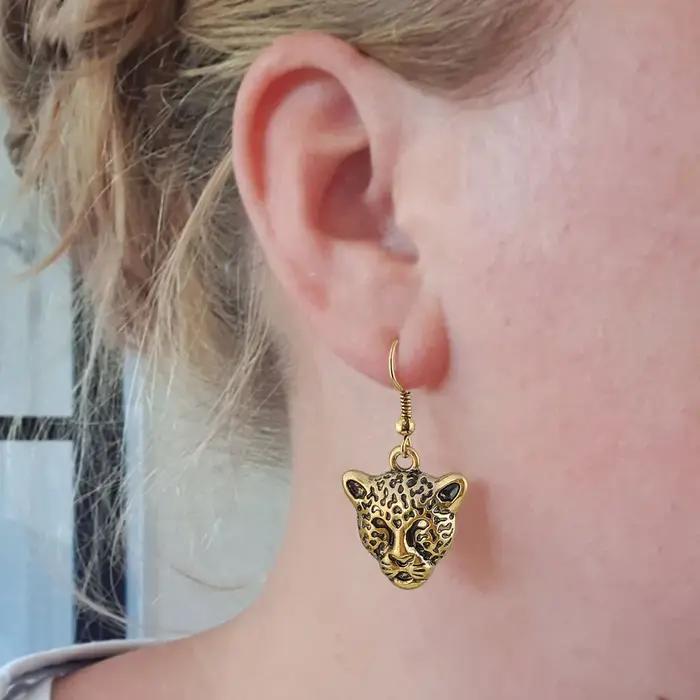 Boucles d'oreilles léopard mignonnes avec pendentif en or antique, accessoire tendance et élégant pour femmes, bijoux de mode européens, idéal pour les occasions spéciales et les cadeaux