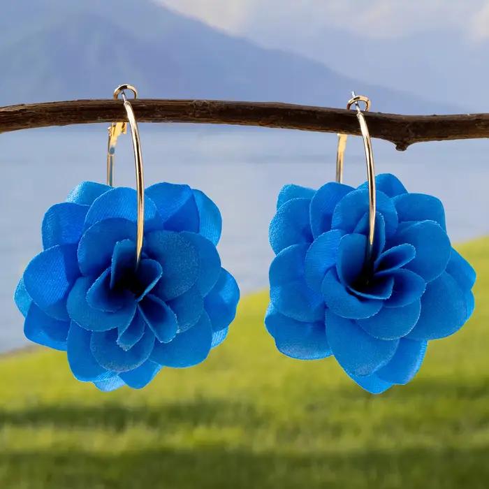 Une paire de boucles d'oreilles créoles pour femme avec fleurs en tissu tridimensionnelles rouges, idéales pour le quotidien et les vacances