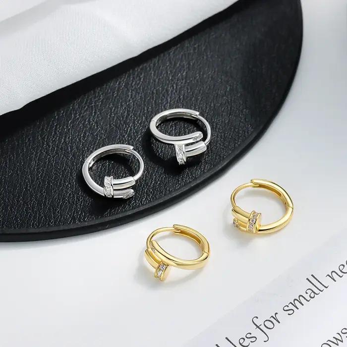 Boucles d'oreilles lettre en T en argent regardé 925