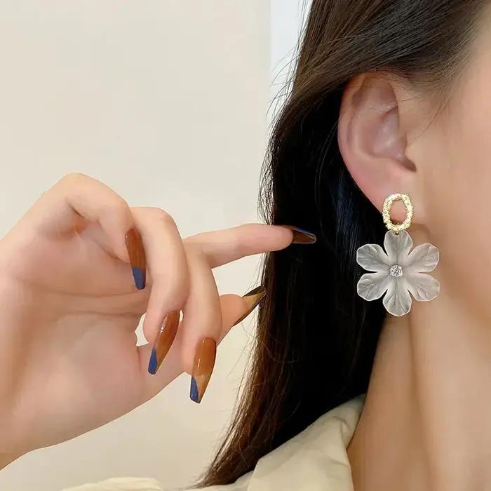 Boucles d'oreilles suspendues à fleurs blanches translucides pour femmes