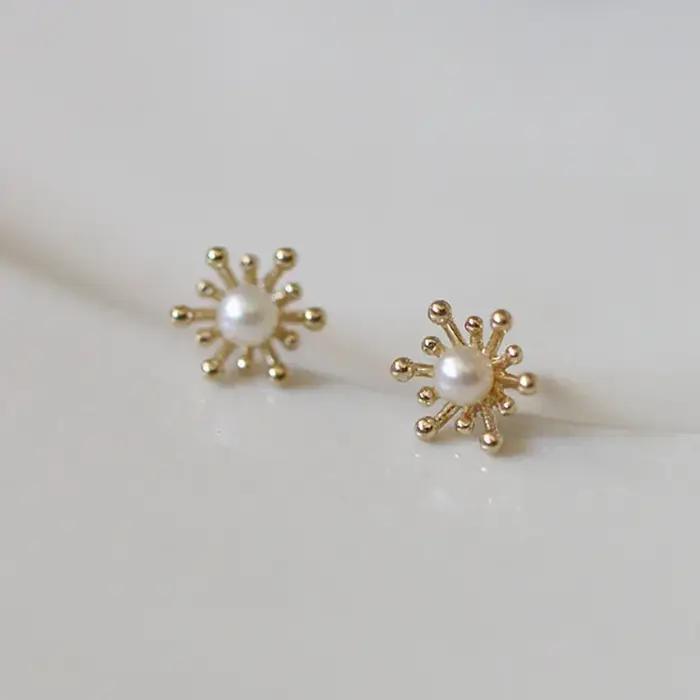 Boucles d'oreilles clous mini fleurs en perles couleur or pour femme