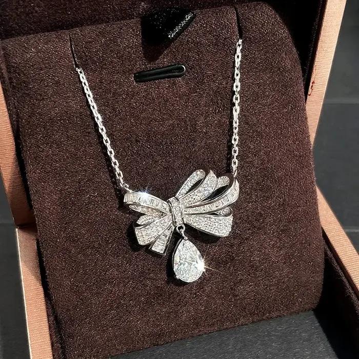Collier pendentif nœud classique de luxe avec diamants brillants et moissanite
