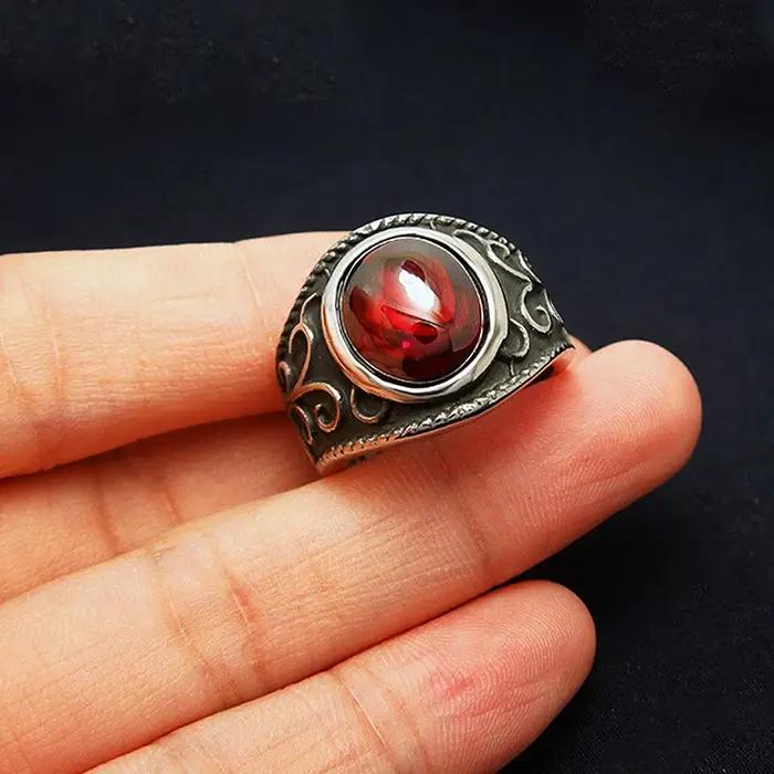 Bague gothique vintage en acier inoxydable avec fleurs gravées et grenat rouge pour hommes et femmes occasions spéciales