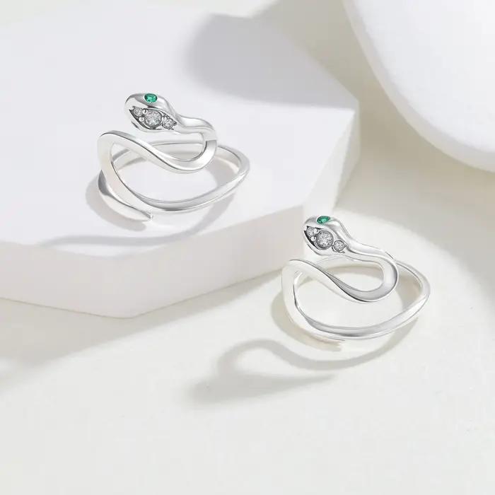 Bague ouverte en argent sterling 925 en forme de serpent torsadé avec accents verts et transparents scintillants –