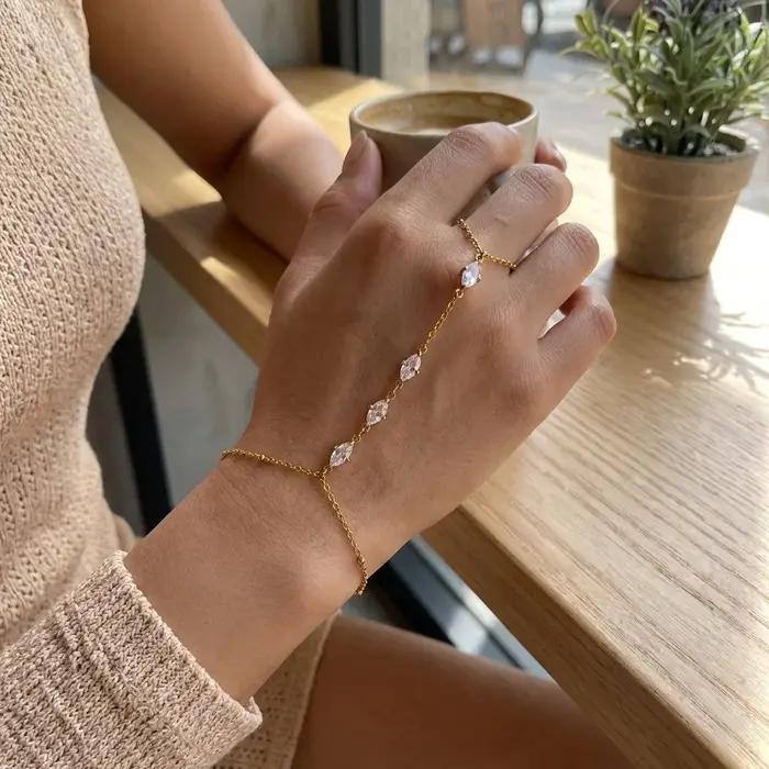 Chaîne de main délicate en zircon en forme de cœur pour femme