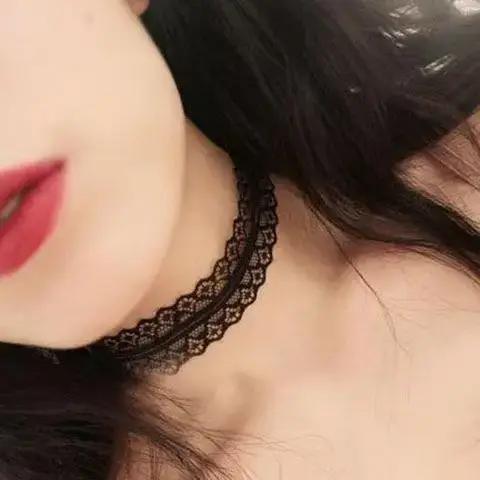 Collier en dentelle noire avec chaîne de clavicule, exuding un tempérament super fée. Collier ras du