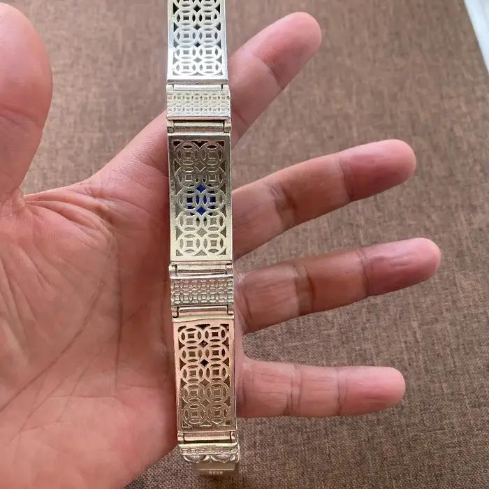 Bracelet en cuivre blanc avec pierre bleue et motif totem en relief
