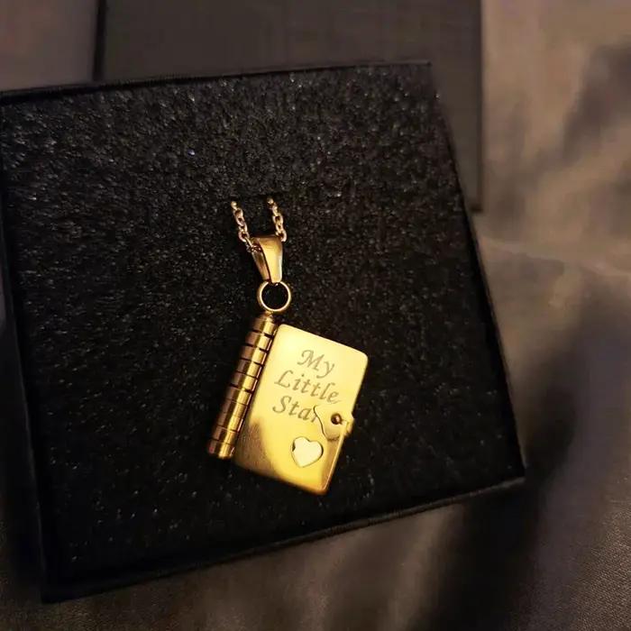Collier avec pendentif en forme de cœur gravé avec des informations sur la petite-fille espagnole