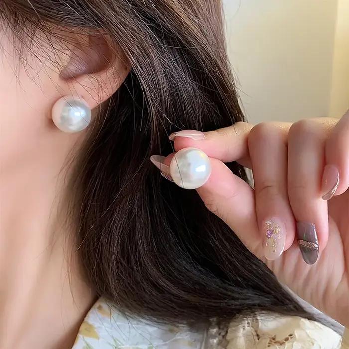 Boucles d'oreilles minimalistes blanches simples