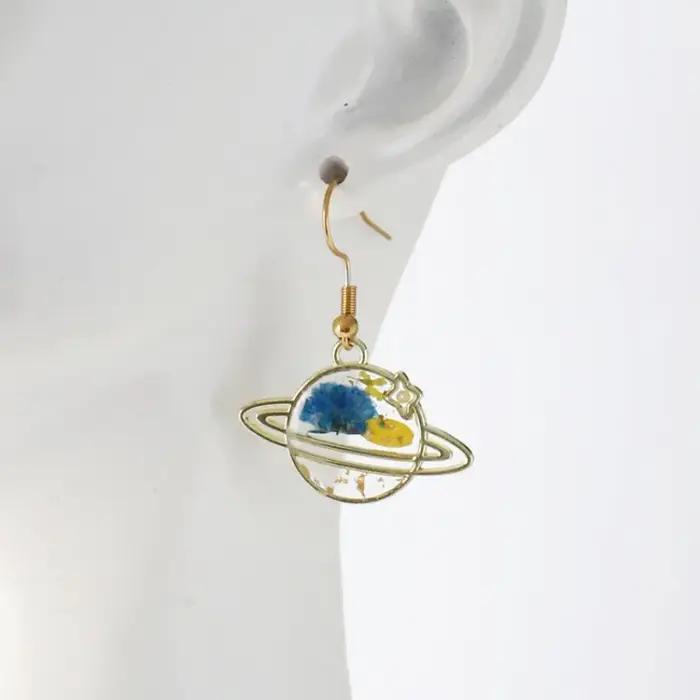 Boucles d'oreilles en résine époxy faites à la main avec fleurs séchées