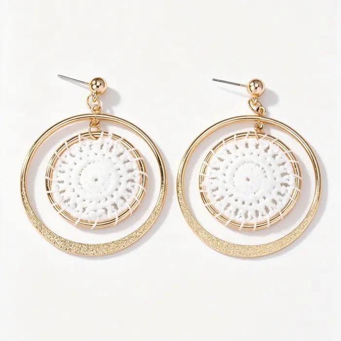 Boucles d'oreilles créoles tissées à la main or et blanc pour femmes style bohème exotique et occasions spéciales