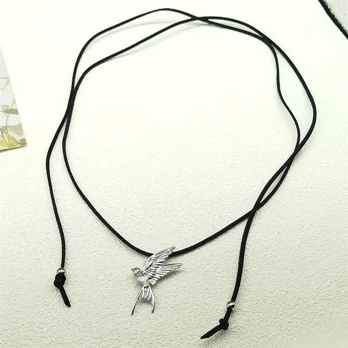 Collier avec pendentif en forme d'hirondelle de printemps pour femmes et filles