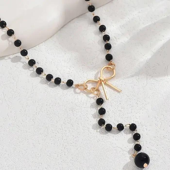 Collier à pampilles en perles noires et blanches pour femmes
