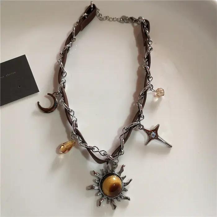 Collier Vintage en cuir avec pendentif soleil en pierre marron