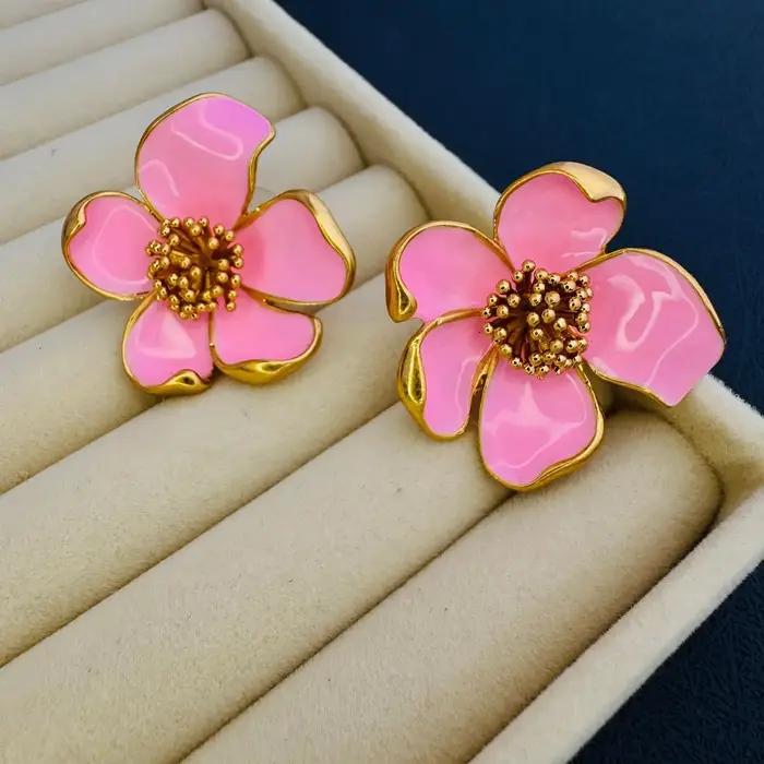 Boucles d oreilles vintage émail fleur en métal plaqué pour femmes design unique et élégant pour les occasions spéciales