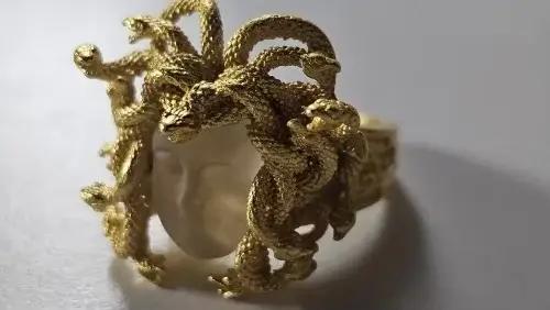 Bague ouverte motif pièce de monnaie de reine grecque antique