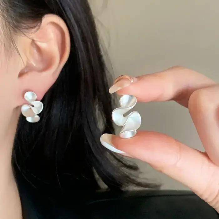 Boucles d'oreilles clous torsadées couleur argent pour femme