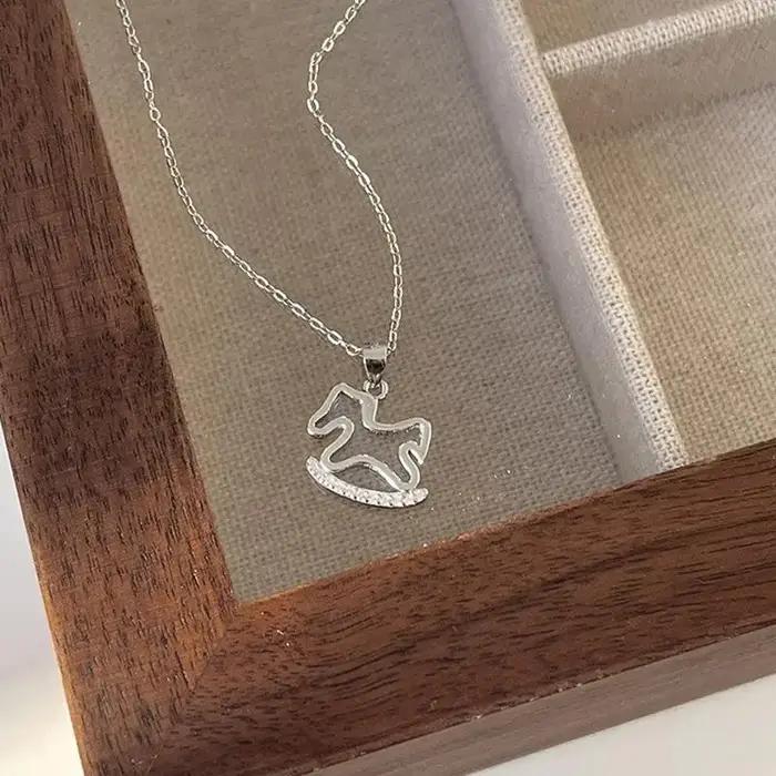 Collier cheval en acrylique épuré avec zircon pour femmes style unique et durable pour toutes occasions