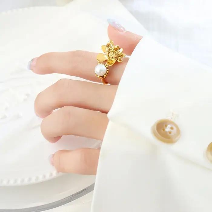Bague rétro française motif floral perles en plastique plaquée or 18 carats pour femme occassions spéciales mariage style gothique浪漫金属花卉复古法式女戒,含塑料珍珠,镀18K金,适用于婚礼等特殊场合,哥特风格