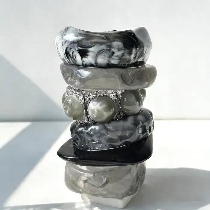 Bracelet en résine gris-noir transparent d'inspiration rétro