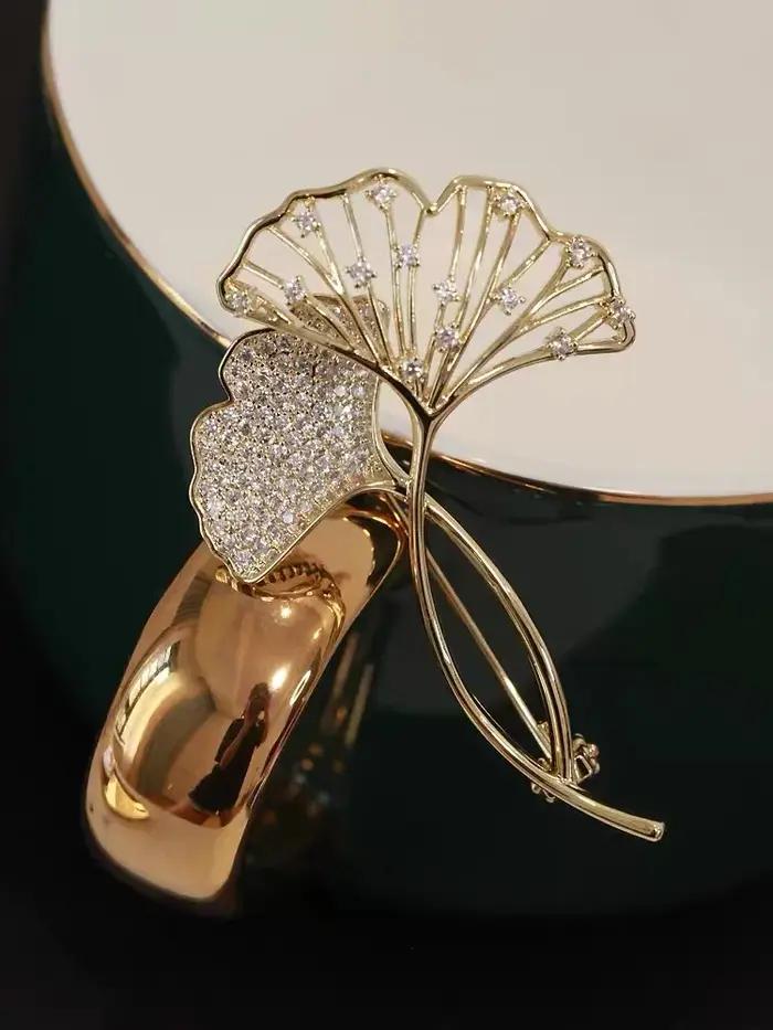 Broches rétro élégantes en forme de feuille de Ginkgo en or jaune clair avec strass pour femmes pour mariage et occasions spéciales