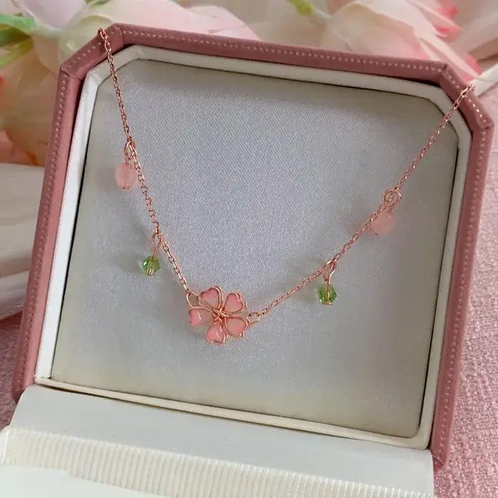 Collier romantique à fleurs de cerisier pour femmes