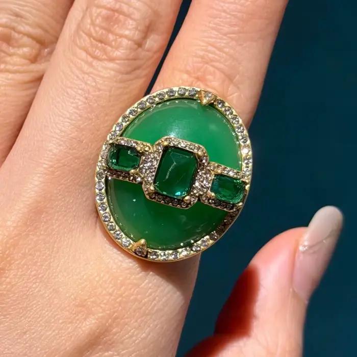 Bague de cocktail en cuivre plaqué or avec incrustation de turquoise pour femmes, élégante et sophistiquée pour les soirées de gala et les occasions spéciales