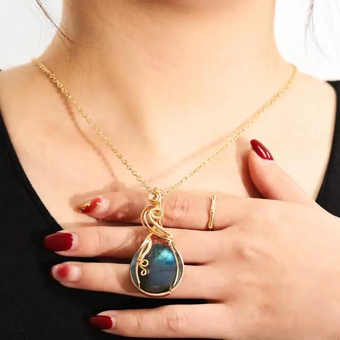 Pendentif en labradorite arc-en-ciel avec chaîne et boîte pour femme, bijou naturel pour occasions spéciales et cadeaux