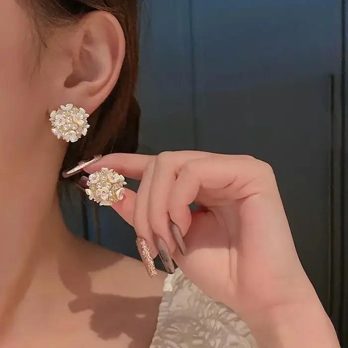 Boucles d'oreilles en perles de fleur de coquille blanche pour femmes