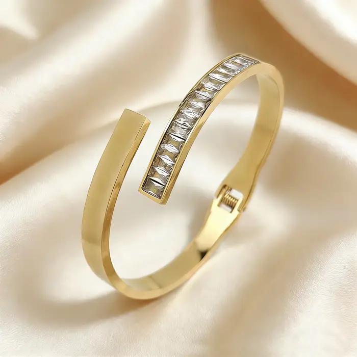 Bracelet ajustable à design croisé avec accents en acier inoxydable et zircon pour un style simple et élégant