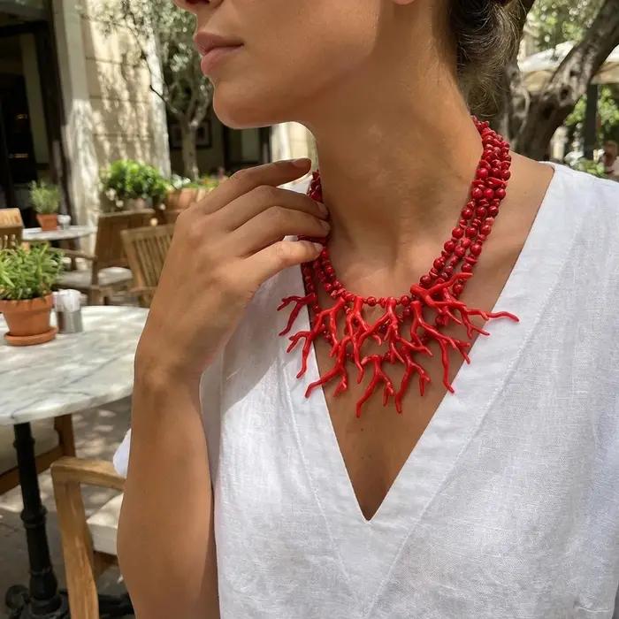 Collier multirangs exagéré en corail rouge pour femme