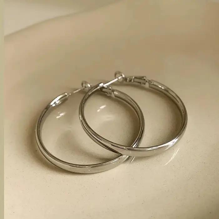 Grandes boucles d'oreilles plates à la mode pour femmes