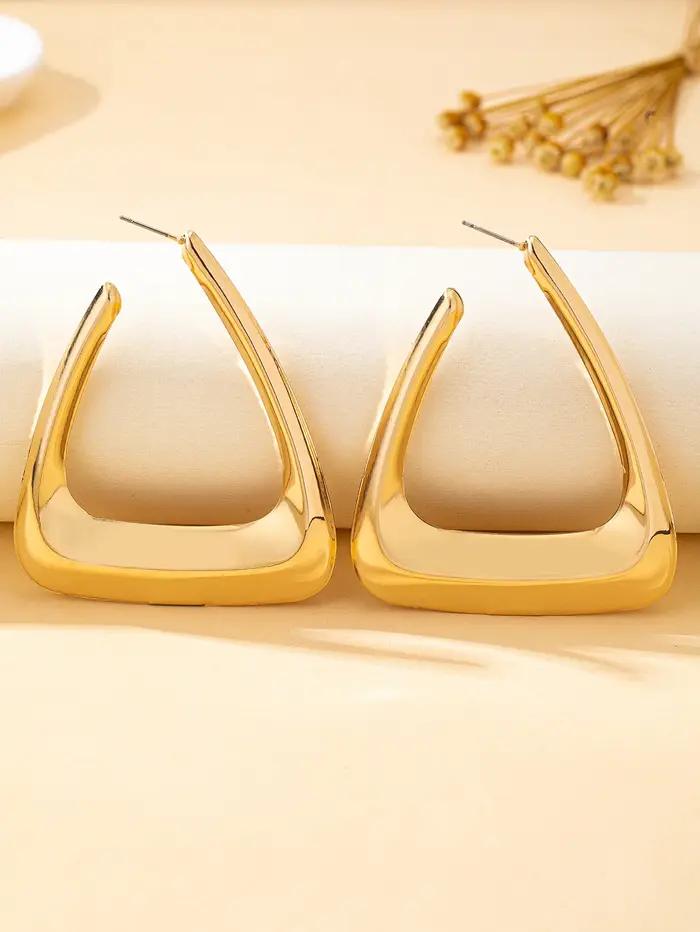 Boucles d'oreilles dorées triangulaires pour femmes, élégantes et confortables pour le bureau et les occasions spéciales