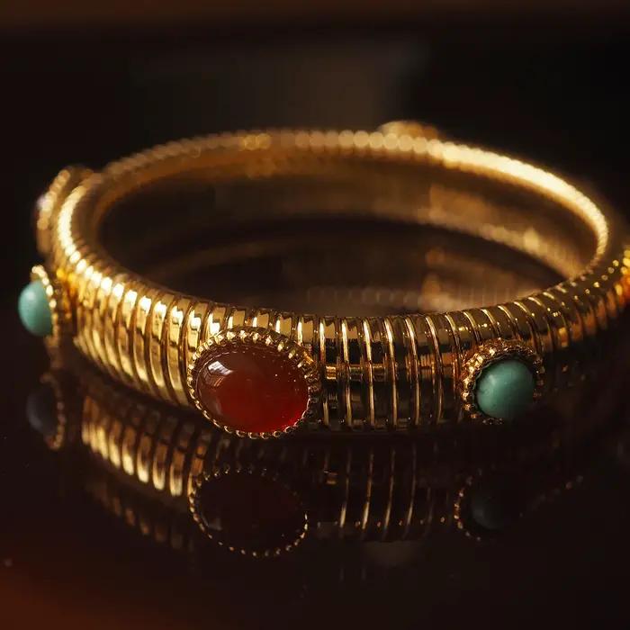 Un niche bracelet vintage de style européen et américain avec une élasticité à ressort et une agate turquoise et rouge à la mode