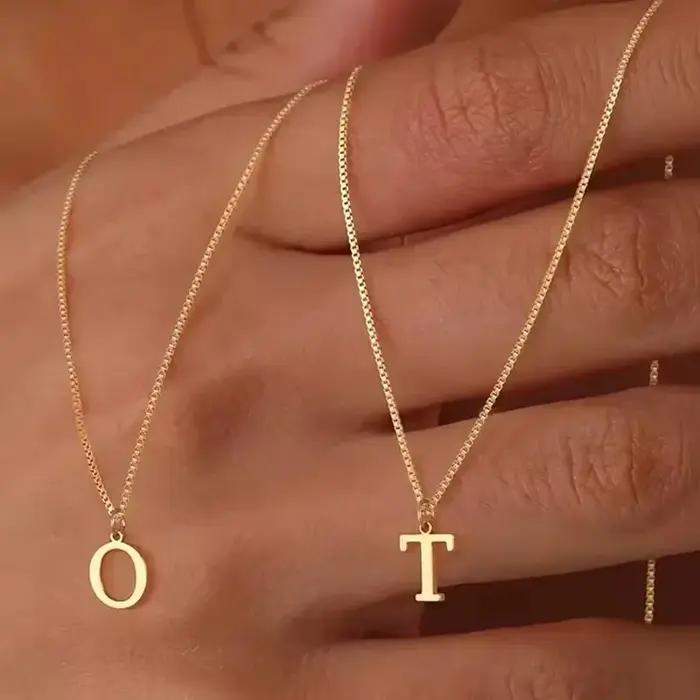 Collier initial A-Z plaqué or 18 carats avec chaîne de maillons en acier inoxydable pour femmes occasions spéciales style mode personnalisé
