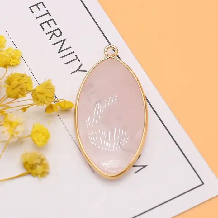 Pendentif en pierre naturelle de forme ovale