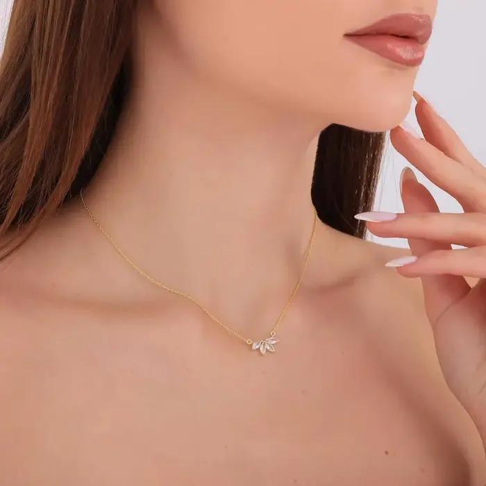 Collier élégant en acier inoxydable avec zircon œil de cheval chaîne de clavicule tendance cristal accessoire de mode pour femmes occasions spéciales